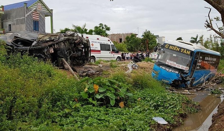 Tin tai nạn giao thông mới nhất ngày 27/6/2018: Ôtô khách tông liên hoàn, 2 người tử vong