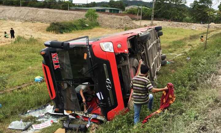 Tin tai nạn giao thông mới nhất ngày 28/6/2018: Tài xế lái ôtô khách bằng chân trên cao tốc Trung Lương