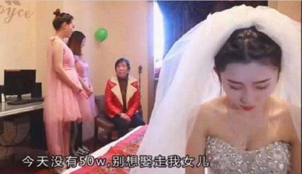 Phù dâu xinh đẹp 'cướp' chú rể ngay trước mặt cô dâu 