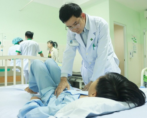 Cứu sống bé trai vỡ lá lách do ngã từ trên cây nhãn xuống đất