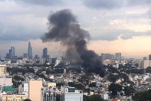 TP.HCM: Khu phố náo loạn vì nhà 4 tầng bốc cháy ngùn ngụt