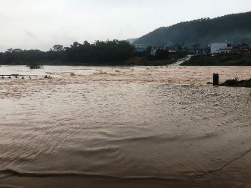 Hơn 200 người tìm kiếm Thiếu úy công an bị lũ cuốn trôi