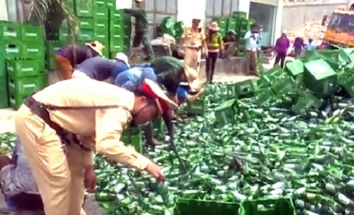 Nghệ An: Xe chở 10 tấn bia bị lật, CSGT phụ giúp tài xế gom hàng