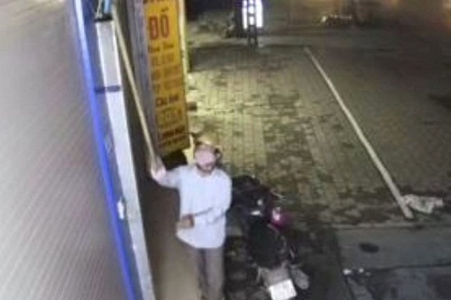 Hi hữu: Camera ghi lại cảnh người đàn ông trộm… camera