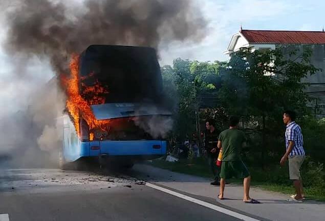 Xe khách chở 23 người bốc cháy dữ dội trên quốc lộ 1A