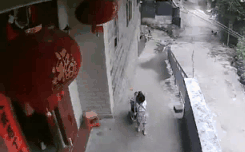 Video: Để con gái lớn trông em, người mẹ suýt nhận hậu quả đau lòng