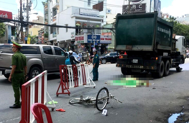 Tin tai nạn giao thông mới nhất ngày 30/6/2018: Người phụ nữ tử vong sau va chạm với xe rác