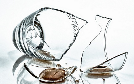 Ăn mừng chiến thắng World Cup, cô gái Brazil tử vong vì ly rượu vỡ  