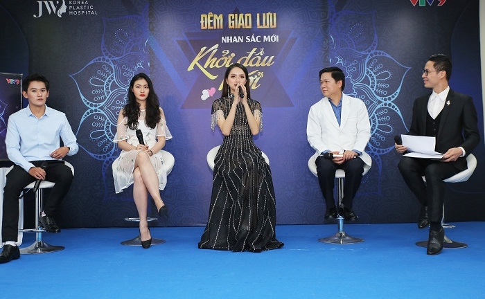 Hoa Hậu Hương Giang đội mưa làm giám khảo “Nhan sắc mới – Khởi đầu mới”