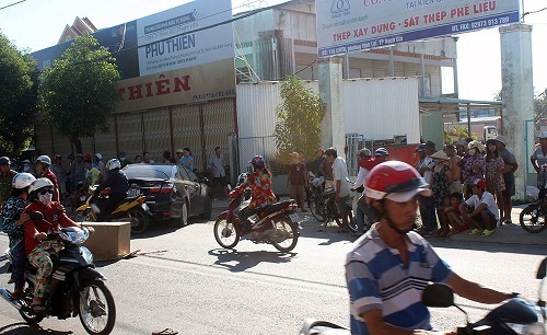 Lùi ô tô bất cẩn khiến 2 cháu bé tử vong, nữ tài xế bỏ đi khỏi hiện trường