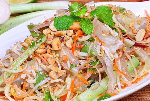 Cách làm nộm tai heo xoài xanh giòn ngon sần sật cho thứ Hai oi ả