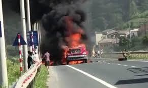 Video: Container bốc cháy ngùn ngụt trên quốc lộ