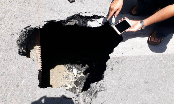 Xe buýt bất ngờ sụt xuống hố sâu 3 mét trên đường phố Hà Nội