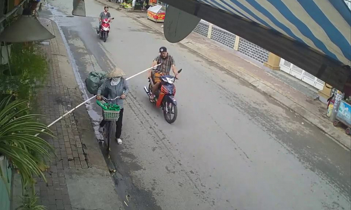 Tin tai nạn giao thông mới nhất ngày 4/7/2018: Người đàn ông ngã sấp mặt vì bị thanh phế liệu đâm thẳng ngực