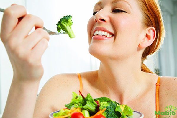 Trẻ sơ sinh bị táo bón – Mẹ nên ăn những loại thực phẩm nào để con nhanh khỏi?