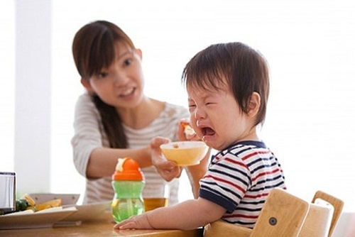 Những bí quyết giúp cha, mẹ khắc phục chứng biếng ăn ngày hè cho trẻ