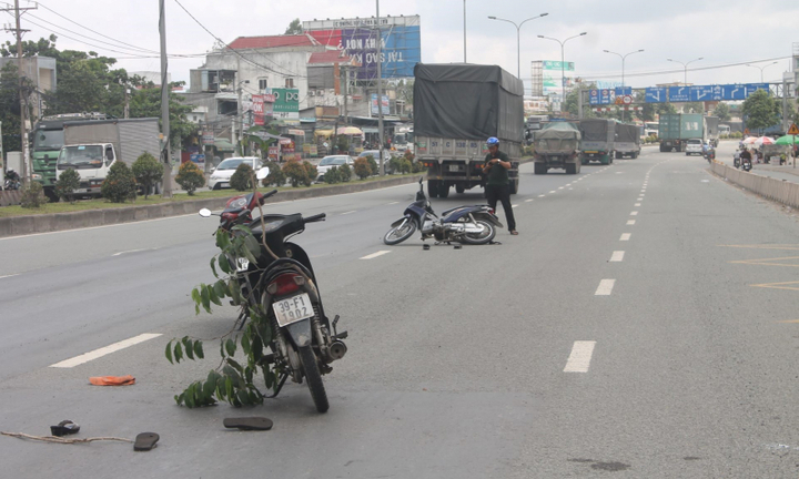 Tin tai nạn giao thông mới nhất ngày 6/7/2018: Va chạm xe tải, chiếc 