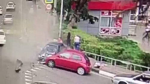 Nga: Tài xế ngủ gật lao xe lên vỉa hè, đâm thẳng vào đám đông người đi bộ
