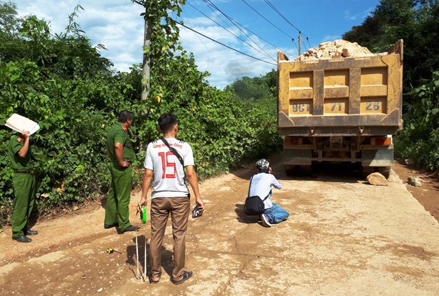 Ôtô tải chở đá bất ngờ trượt dốc cán cô gái trẻ tử vong