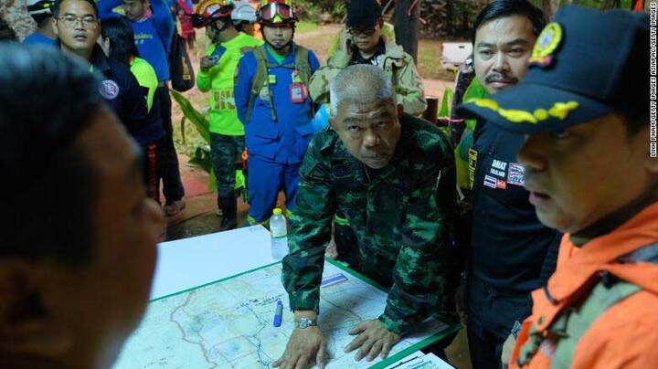 Đội bóng Thái Lan mắc kẹt trong hang: Thợ lặn hiến kế dùng thuốc mê