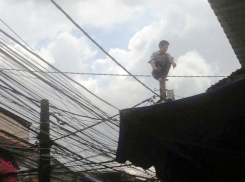 Thanh niên leo lên cột điện la hét, sợ 