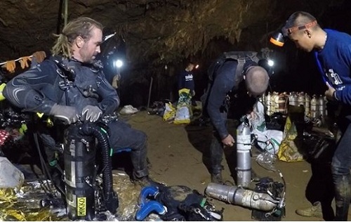 Đội cứu hộ cần 78 bình oxy cho mỗi đợt giải cứu đội bóng Thái Lan