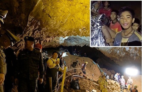 4 cậu bé ra khỏi hang trong đợt giải cứu đầu tiên được gặp lại bố mẹ