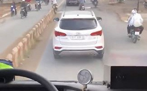 Video: Xe cứu hỏa hú còi xin vượt, ô tô Santa Fe quyết không nhường đường suốt 4km