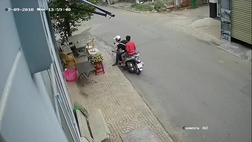 Video: Nam thanh niên đi SH trộm sầu riêng bán trên vỉa hè