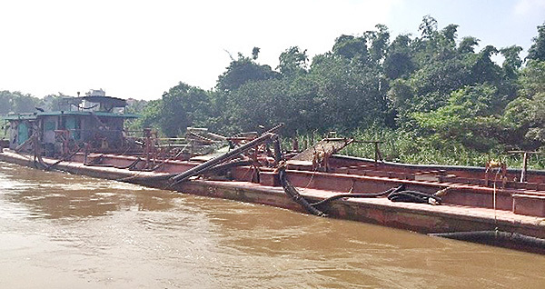 Bắt 4 tàu khai thác cát trái phép trên sông Hồng