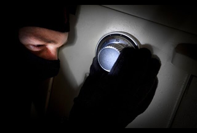 Hà Nội: Lái xe đột nhập trụ sở công ty phá 6 két sắt, trộm gần 4 tỷ đồng