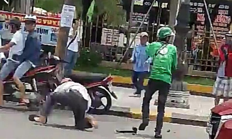 Xe ôm truyền thông và nhóm tài xế Grab hỗn chiến