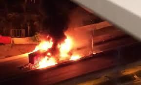 Video: Xe khách giường nằm cháy ngùn ngụt trên đường vành đai 3