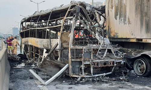 Hiện trường vụ xe khách và container cháy trên vành đai 3, một người tử vong