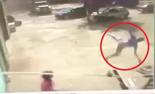 Video: Lốc xoáy khủng khiếp cuốn người bay lên trời