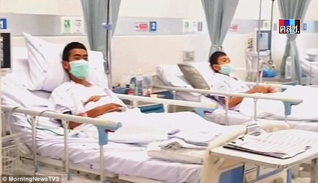 Video: Hình ảnh 12 cầu thủ đội bóng đá thiếu niên Thái Lan sau khi giải cứu