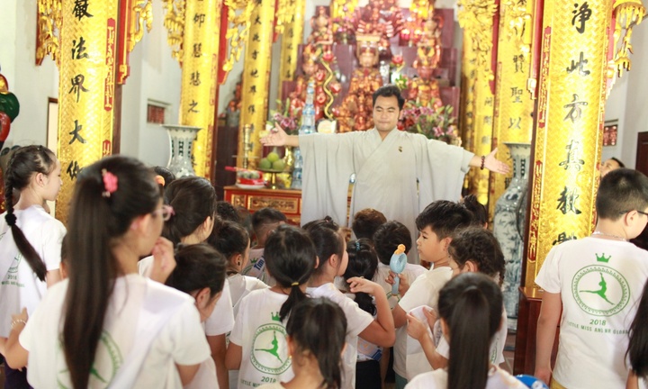 Các thí sinh Cuộc thi Tìm Kiếm Thiên Tài Nhí 2018 nghe giảng về đạo Phật tại chùa Tăng Phúc Tự