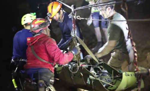 Video hải quân Thái Lan: Đội bóng không lặn mà được khiêng ra khỏi hang