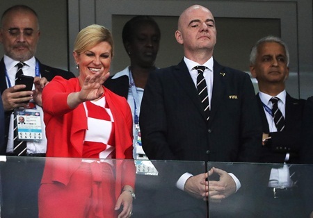 Lọt vào chung kết World Cup, Tổng thống, Bộ trưởng Croatia mặc áo đội tuyển đi họp