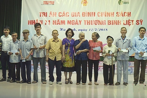 Báo Đời sống & Pháp luật trao hơn 100 suất quà cho gia đình chính sách tại Hà Tĩnh