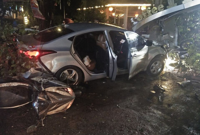 Tin tai nạn giao thông mới nhất ngày 17/7/2018: Ôtô lao vào quán cà phê, 2 nữ sinh tử vong
