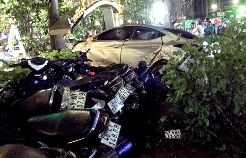 Ô tô lao vào quán cà phê, tông chết 2 nữ sinh