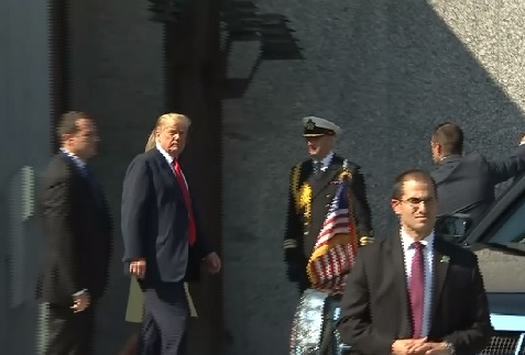 Video: Cận cảnh Tổng thống Trump lên đường tới cuộc gặp thượng đỉnh với người đồng cấp Nga 