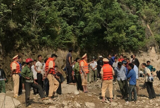 Vụ lật thuyền trên sông Đà: Người chăn dê một mình xoay xở cứu 7 người 