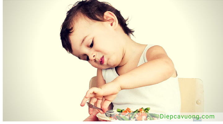 Cách xử trí khi trẻ bị táo bón biếng ăn