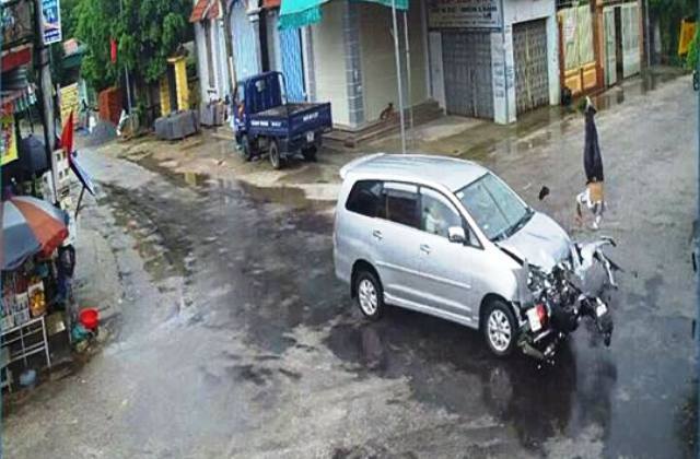 Clip: Xe máy lao vào ô tô giữa giao lộ, thanh niên bị hất văng, tử vong