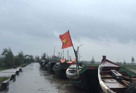 Nhiều tỉnh hoãn họp, cấm biển, kêu gọi tàu thuyền vào bờ trước giờ bão Sơn Tinh đổ bộ