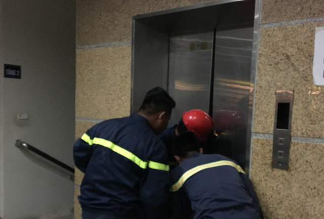 Cảnh sát giải cứu 10 người kẹt thang máy trong toà nhà thư viện ở Thanh Hóa
