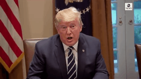 Video: Điện vụt tắt khi Tổng thống Trump nói đặt niềm tin vào tình báo Mỹ