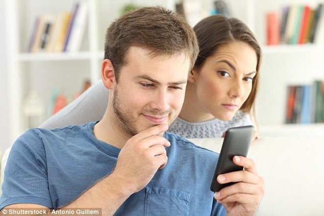 12 dấu hiệu ngoại tình: Tiết lộ của thám tử từ công tơ mét đến tự giặt quần áo